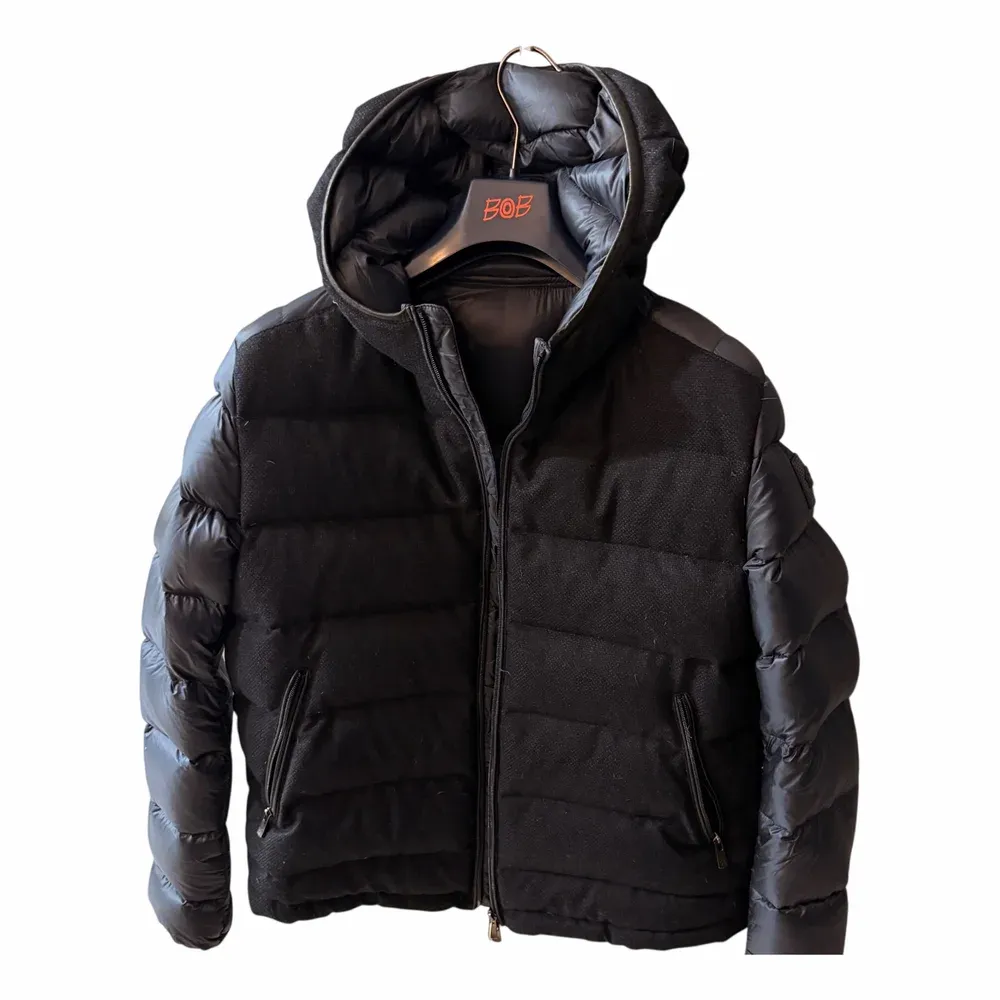 Loro Piana Dunjacka med texturpaneler
