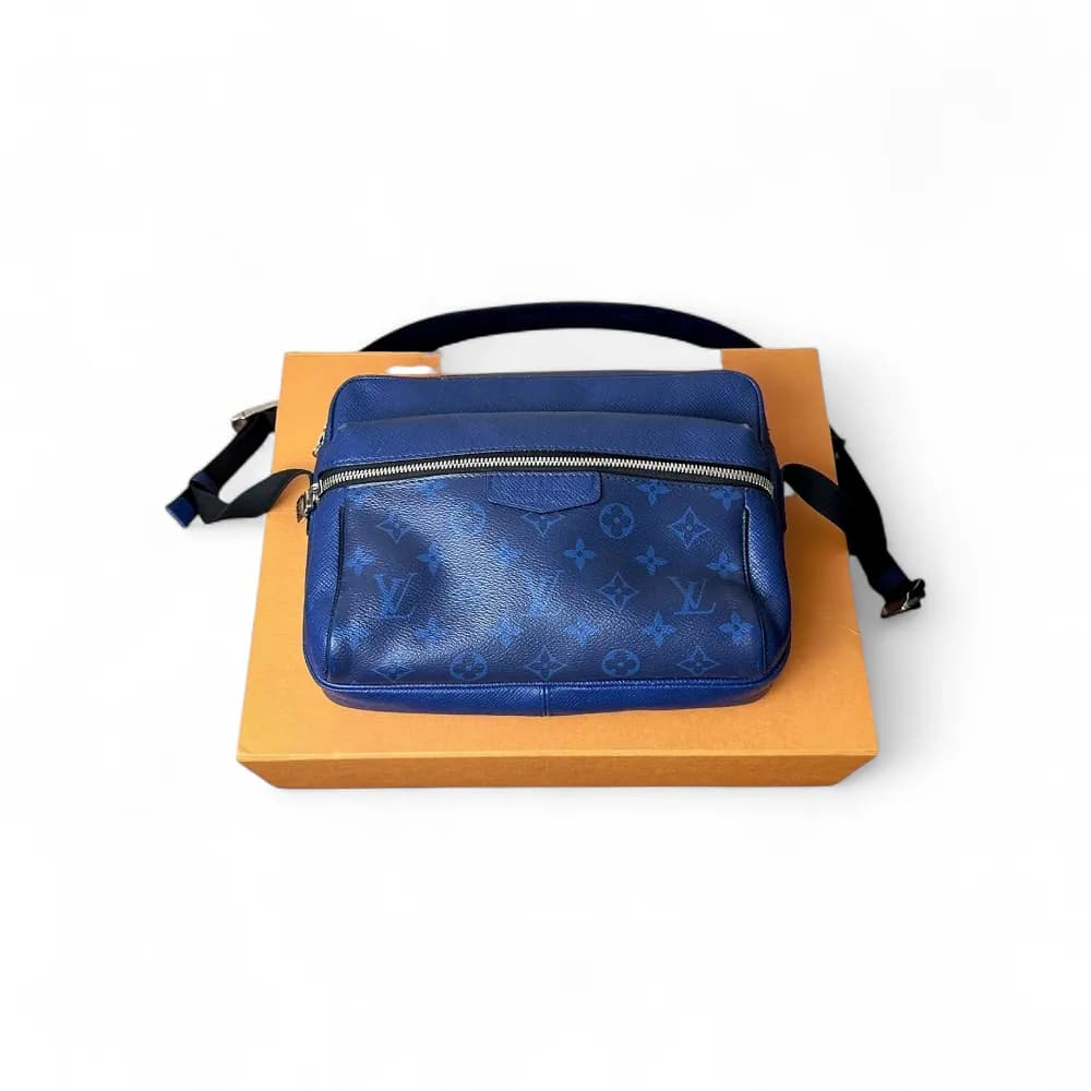 LOUIS VUITTON Outdoor Messenger