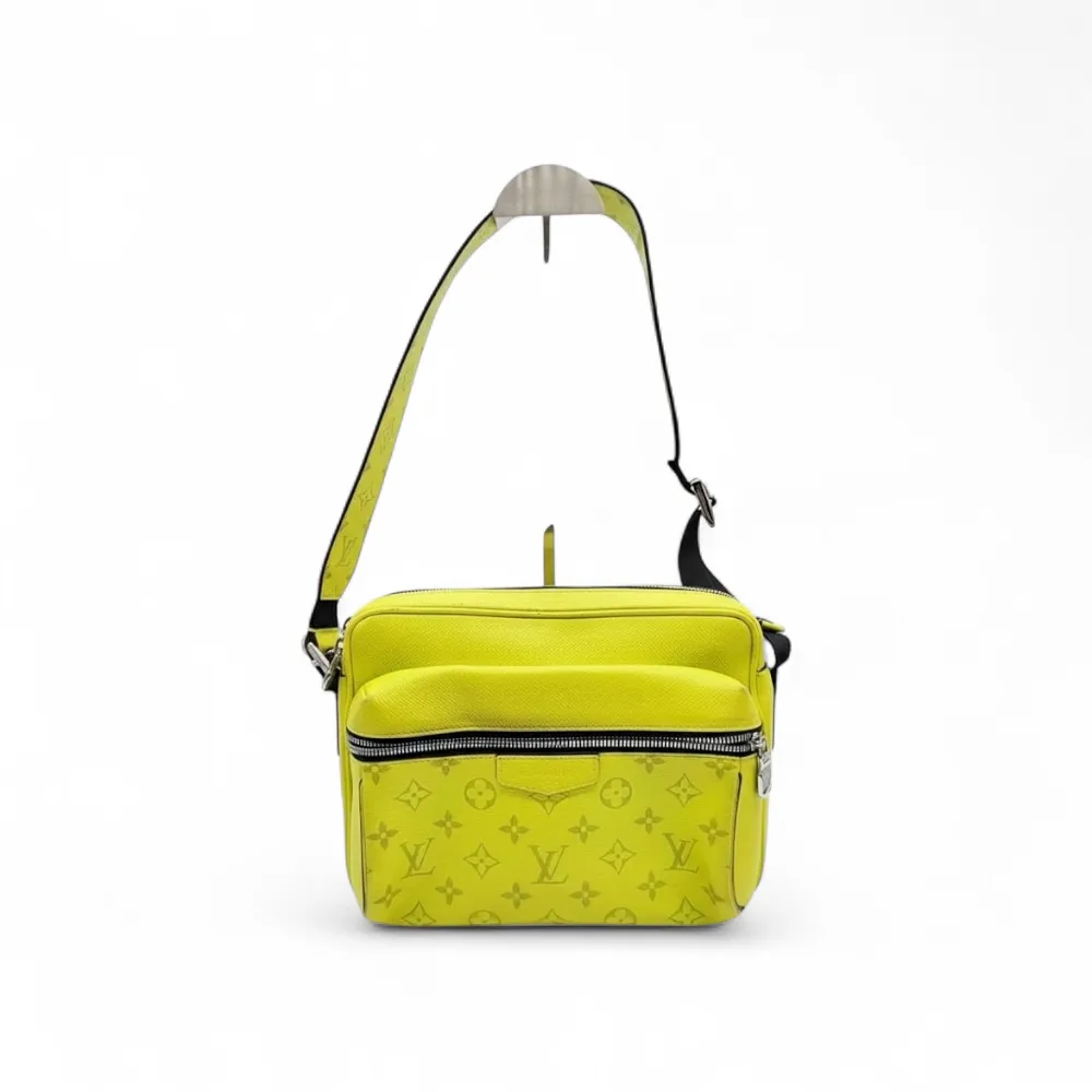 LOUIS VUITTON Outdoor Messenger